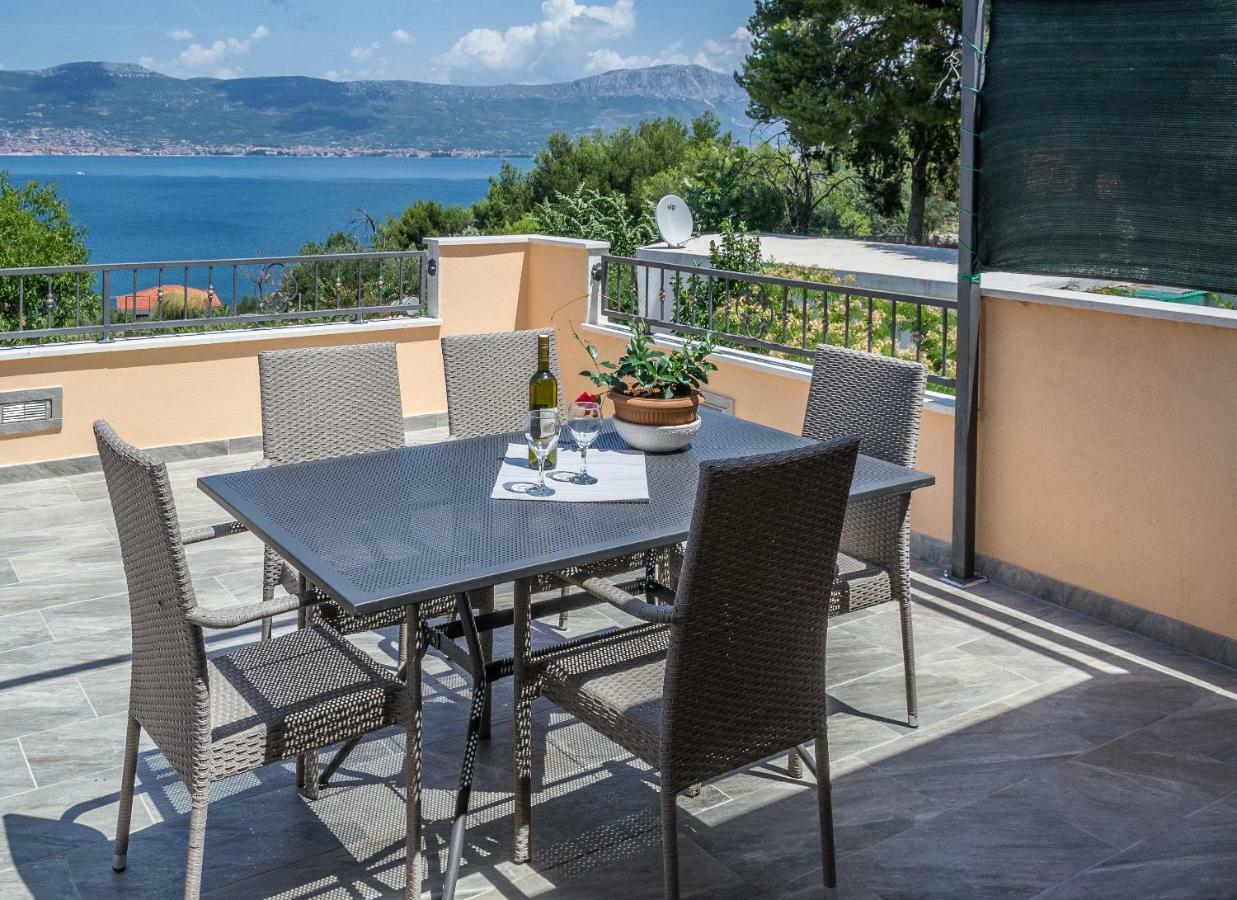 Apartment Leut With Spacious Terrace And Sea View Slatine Exterior foto