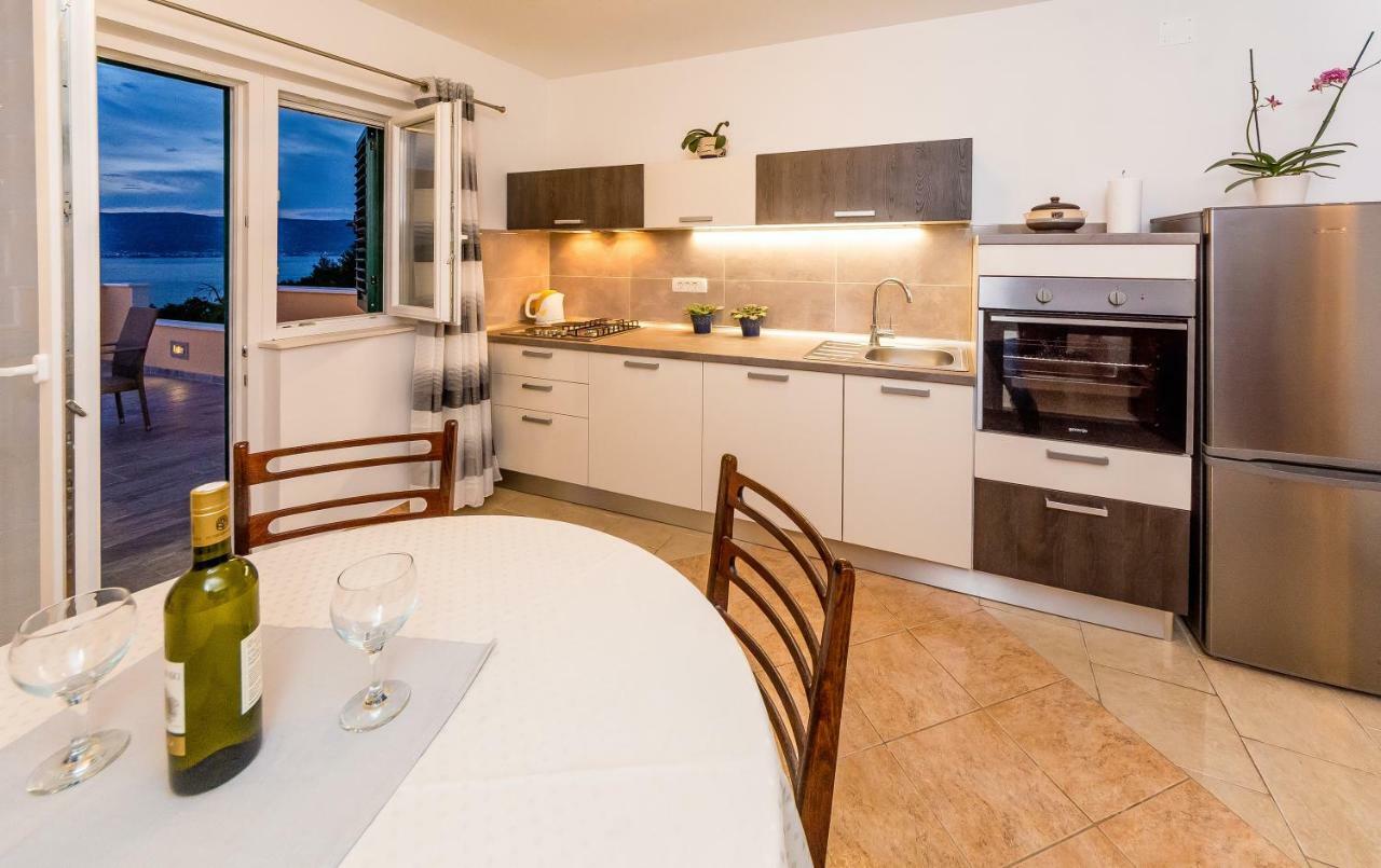 Apartment Leut With Spacious Terrace And Sea View Slatine Exterior foto