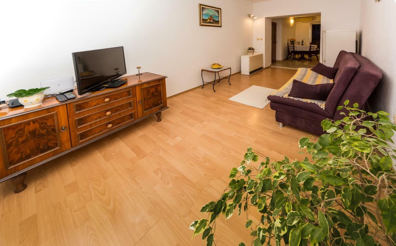 Apartment Leut With Spacious Terrace And Sea View Slatine Exterior foto